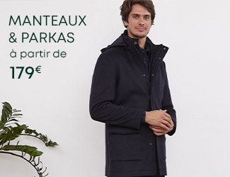 Homme portant un trench Navy Foncé