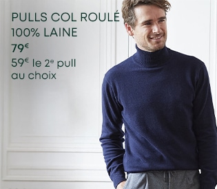 Homme portant un pull col roulé navy