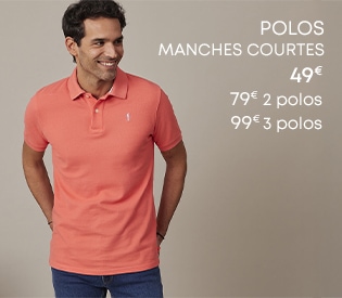 Homme portant un polo beige manches courtes